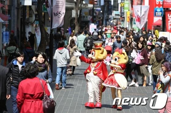 본문 이미지 - 롯데월드 어드벤처의 대표 캐릭터 로티(왼쪽)와 로리가 지난 4월 명동을 찾아 홍보에 나서고 있다.(롯데월드 어드벤처 제공) 2015.4.1/뉴스1 ⓒ News1 조희연 기자