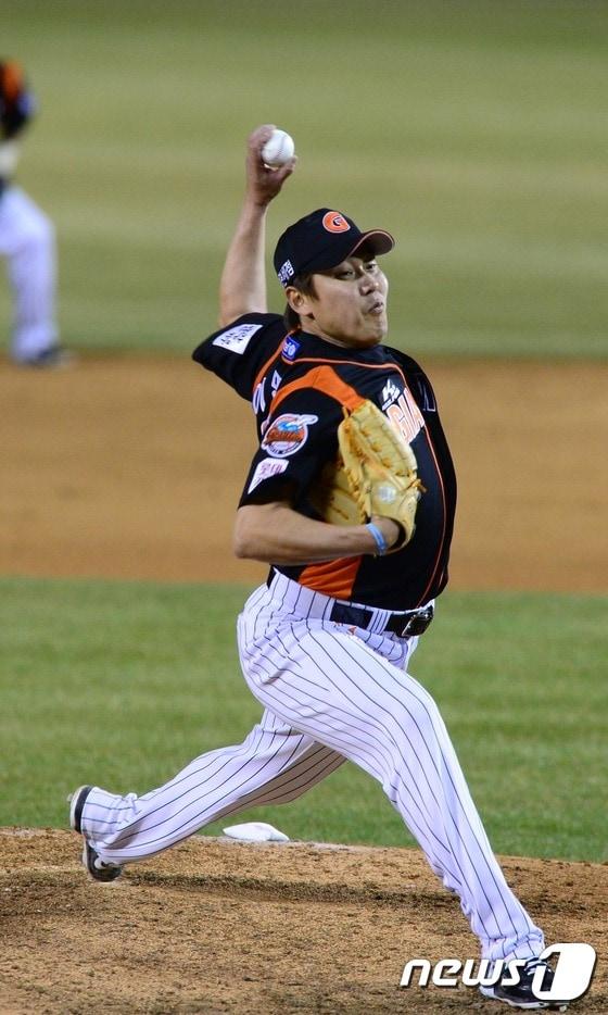 본문 이미지 - 롯데 자이언츠의 이명우가 10일 잠실구장에서 열리는 2016 타이어뱅크 KBO리그 두산 베어스전에서 올 시즌 처음으로 선발 등판한다.ⓒ News1 양동욱 기자