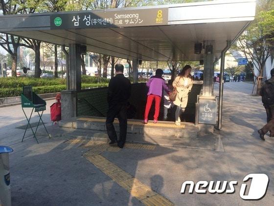 본문 이미지 - 삼성역에서 전단지 아르바이트를 하고 있는 중년 여성. ⓒ News1