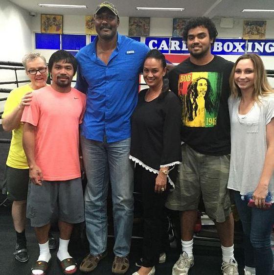 본문 이미지 - 미국프로농구(NBA) 스타 칼 말론(왼쪽에서 세 번째)이 10일(한국시간) 매니 파퀴아오(필리핀·왼쪽에서 두 번째)를 방문해 격려했다. (파퀴아오 인스타그램 캡처)ⓒ News1