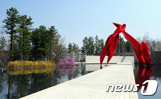 본문 이미지 - 강원 원주시 지정면 월송리에 위치한 '뮤지엄 산'. 뮤지엄 본관 앞 워터가든의 모습. ⓒ News1 권혜민 기자