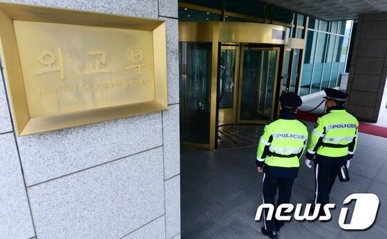 본문 이미지 - 외교부가 리비아 수도 트리폴리 한국 대사관에 괴한의 공격이 발생해 현지인 경비원 2명이 사망했다고 밝힌 12일 서울 도렴동 외교부 청사로 경찰들이 들어가고 있다. 외교부 관계자는 "한국인 피해는 발생하지 않았다"고 말했다. 2015.4.12/뉴스1 ⓒ News1 송원영 기자