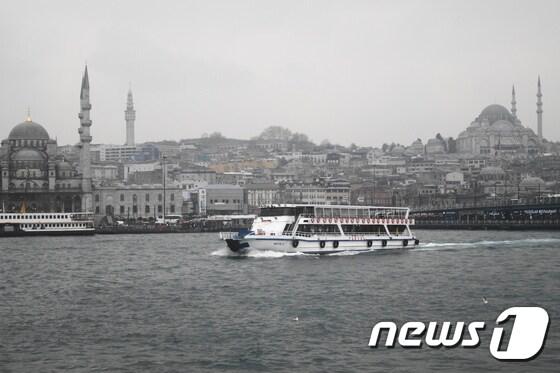 본문 이미지 - 아시아와 유럽을 나누는 보스포러스 해협에서 운행하는 페리호. 뒤로 이스탄불의 모스크가 보인다. ⓒ 최종일 기자=News1