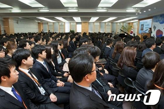 본문 이미지 - 지난해 4월 5급 공무원 공채 및 민간경력채용 합격자들의 제60기 신입 관리자 과정 입교식 장면(뉴스1 자료사진)