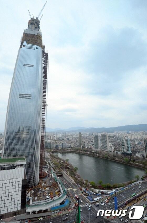 본문 이미지 - 지난 4월13일 송파구와 롯데에 따르면 석촌호수 경관 유지를 위해 6년간 433만t의 한강 물이 투입된 것으로 알려졌다. 물 투입량은 특히 지난해 30%가량 급증했고, 송파구와 롯데 양측은 이러한 현상이 제2롯데월드 건설에 따른 시민 불안과 무관하지 않다고 인정했다. 2015.4.13/뉴스1 ⓒ News1 양동욱 기자