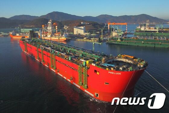 본문 이미지 - 삼성중공업이 건조하고 있는 세계 최대 규모의 LNG-FPSO(FLNG, 부유식 액화천연가스 생산·저장·하역 설비).ⓒ News1