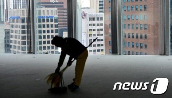 본문 이미지 - 텅 비어 있는 서울 시내의 한 오피스 빌딩의 사무실. <자료사진>ⓒ News1 손형주 기자