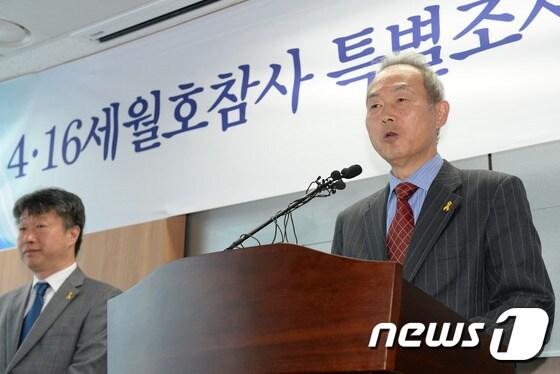 본문 이미지 -  4·16세월호참사 특별조사위원회 이석태 위원장이 15일 서울 중구 저동 특조위에서 기자회견을 하고 있다. 2015.4.15/뉴스1 ⓒ News1 신웅수 기자