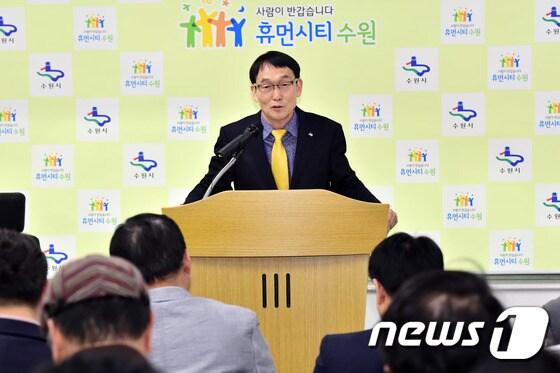 본문 이미지 - 이용호 수원시 도시정책실장은 15일 시청에서 수원 군공항 이전사업 등 시정현안에 대해 브리핑하고 있다./사진제공=수원시청 ⓒ News1