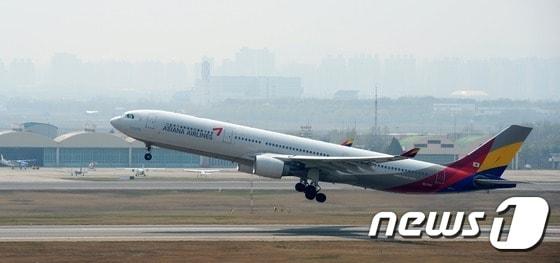 본문 이미지 - 서울 강서구 공항동 김포공항 활주로에 아시아나항공 소속 여객기가 이륙하고 있다.2015.4.15/뉴스1 ⓒ News1 정회성 기자