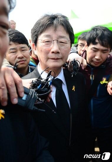 본문 이미지 - 유승민 새누리당 원내대표가 15일 오후 전남 진도군 팽목항에서 열린 &#39;세월호 참사 1년 팽목항 사고해역 인양촉구 위령제&#39;에 참석하다 위령제 참석자들의 항의로 인해 행사장을 빠져 나가고 있다. 2015.4.15/뉴스1 ⓒ News1 송원영 기자