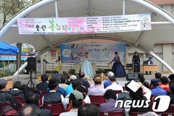 본문 이미지 - 지난해 오산시 봄 누리 예술축제 현장 모습. 사진제공=오산시청. ⓒ News1