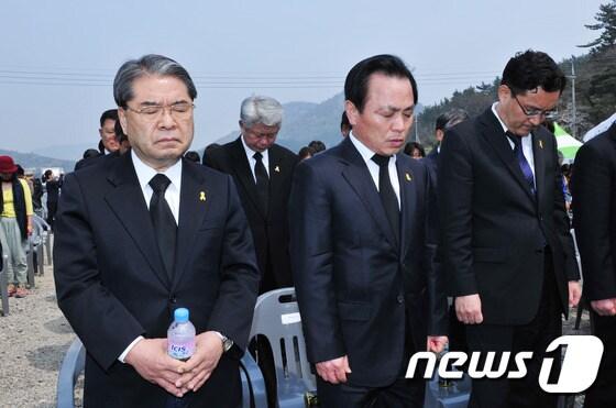 본문 이미지 - 이재정 경기도교육감은 세월호 참사 1주년을 맞아 15일 진도 팽목항에서 간부들과 함께 인양촉구 위령제에 참석해 묵념하고 있다./사진제공=경기교육청 ⓒ News1