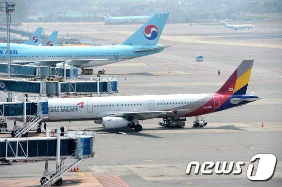본문 이미지 - 15일 오후 서울 강서구 공항동 김포공항에 아시아나항공 소속 여객기가 계류 중이다. ⓒ News1 신성룡 기자