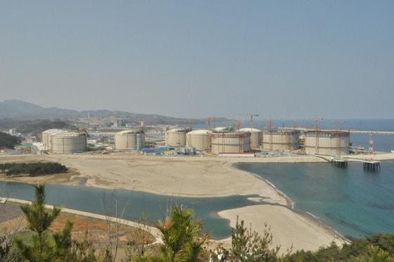 본문 이미지 - 삼척 LNG저장탱크 전경 ⓒ News1