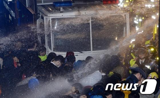 본문 이미지 - 세월호 참사 1년 전국집중 범국민대회 참가자들이 18일 오후 서울광장을 출발해 광화문으로 행진, 경찰과 대치하던 중 경찰이 시위대를 향해 물대포를 쏘고 있다. 2015.4.18/뉴스1 ⓒ News1 안은나 기자