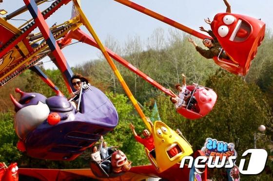 본문 이미지 - 경기도 과천 서울랜드에서 18일 시민들이 놀이기구 라바트위스터에 탑승하고 있다. (서울랜드 제공) 2015.4.19/뉴스1 ⓒ News1
