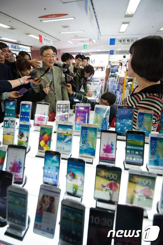 본문 이미지 - 최성준 방송통신위원회 위원장이 19일 단말기 유통법 시행 6개월을 맞아 서울 광진구 구의동 테크노마트 휴대전화 매장을 방문, 현장점검을 하고 있다. 2015.4.19/뉴스1 ⓒ News1 유승관 기자