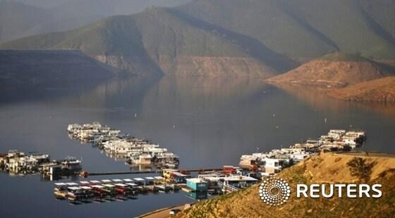 본문 이미지 - 미국 캘리포니아주의 제리 브라운 주지사는 1일(현지시간) 몇년째 계속되는 극심한 가뭄에 따른 물부족 사태 해결을 위해 최초로 주 전체에 물사용량을 25% 줄일 것을 명령하는 의무제한조치를 취했다. 사진은 지난 1월17일 레몬 코브에 위치한 카웨이호수의 선상가옥들이 수위가 줄면서 최고수위표시 훨씬 아래에 위치해 있다. ⓒ News1 이기창