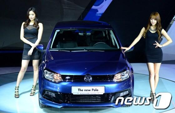 본문 이미지 - 2일 오전 경기도 고양시 일산 킨텍스에서 열린 2015 서울모터쇼 프레스데이 행사에서 모델들이 폭스바겐 뉴 폴로를 선보이고 있다. 2015.4.2/뉴스1 ⓒ News1 박정호 기자