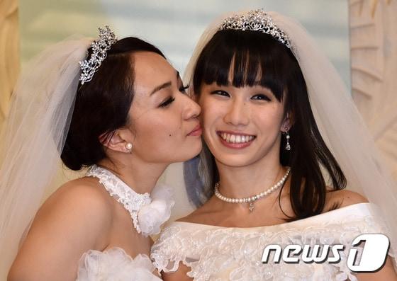 본문 이미지 - 19일 결혼식을 올린 이치노세 아야카와 스기모리 아카네. ⓒAFP=News1