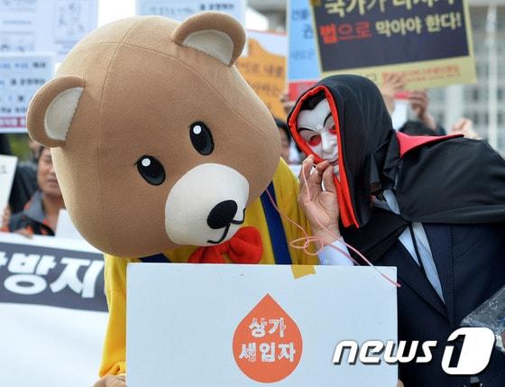 본문 이미지 - 맘편히장사하고픈상인모임(맘상모)이 20일 오후 서울 여의도 국회 정문 앞에서 '나, 쫓겨납니다'를 주제로 상가권리금약탈방지법처리 지연을 규탄하는 기자회견을 갖고  퍼포먼스를 벌이고 있다. 2015.4.20/뉴스1 ⓒ News1 박세연 기자