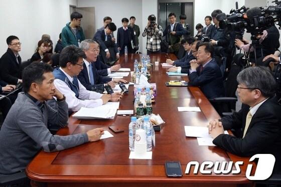 본문 이미지 - 20일 서울 여의도 국회 의원회관에서 열린 공무연연금 개혁을 위한 실무기구 4차회의에서 참여 위원들이 논의하고 있다. 2015.4.20/뉴스1 ⓒ News1 한재호 기자