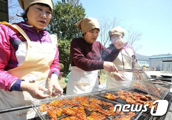 본문 이미지 - 전라병영성축제를 앞두고 선보인 조선병영밥상과 돼지불고기(강진군 제공)ⓒ News1