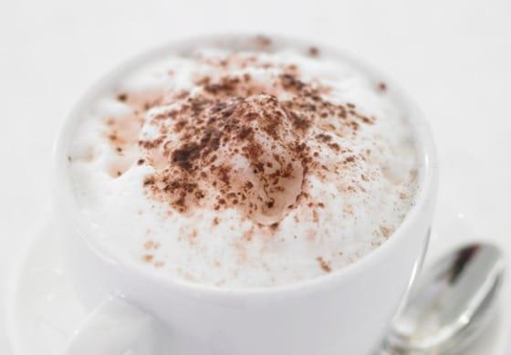 본문 이미지 - 카푸치노(Capuccino)는 우유를 섞은 커피에 계핏가루를 뿌린 이탈리아식 커피를 말한다.