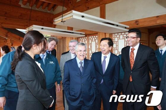 본문 이미지 - 사우디아라비아 국영 석유회사이자 S-OIL의 최대 지주인 Aramco(아람코)의 이사진들이 21일 울산 현대중공업과 S-OIL을 방문했다. 이들은 이날 김기현 울산시장과도 만나 향후 석유 화학분야 및 조선 해양분야 투자 확대를 논의했다. 2015.04.21/뉴스1 ⓒ News1 이상길 기자