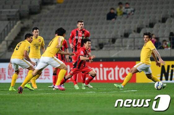 본문 이미지 - 21일 오후 서울 마포구 서울월드컵경기장에서 열린 "2015 아시아축구연맹(AFC) 챔피언스리그" H조 조별예선 5차전 FC서울과 광저우 에버그란데 FC의 경기에서 FC 서울 고요한이 상대진영을 향해 질주하고 있다.2015.4.21/뉴스1 ⓒ News1 민경석 기자