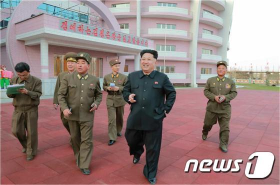 본문 이미지 - 북한 김정은 노동당 제1비서가 원산에 건설 중인 육아원과 애육원의 건설장을 현지지도했다고 22일 조선중앙통신이 전했다.(노동신문)ⓒ News1