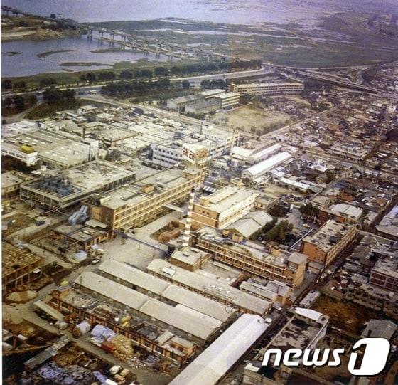 본문 이미지 - 1976년 구로공단 3단지의 모습(사진=서울역사박물관 제공) 2015.04.23/뉴스1 ⓒ News1 고유선 기자