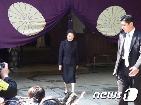 본문 이미지 - 야마타니 에리코(山谷えり子) 국가공안위원장이 23일 야스쿠니(靖国) 신사를 참배했다. 아베 내각 각료가 올해 춘계 예대제 기간에 야스쿠니를 참배한 것은 야마타니 위원장이 처음이다. AFP=뉴스1