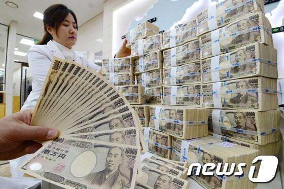 본문 이미지 - 서울 중구 을지로 외환은행 본점에서 한 직원이 엔화를 정리하고 있다.2015.4.23/뉴스1 ⓒ News1 민경석 기자