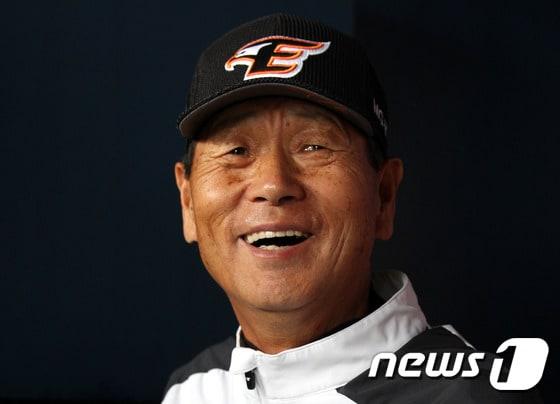 본문 이미지 - 한화 이글스의 사령탑 김성근 감독(73)이 29일 삼성 라이온즈와의 홈 경기에서 7-6으로 승리하면서 개인 통산 1300승의 고지를 밟았다. ⓒ News1 이동원 기자