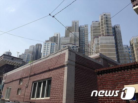 본문 이미지 - 울산 동구 화정동 현대엠코타운 건설현장. 30층이 넘는 높은 건물들이 마을 한 가운데 솟아 있다.ⓒNews1 이상길 기자