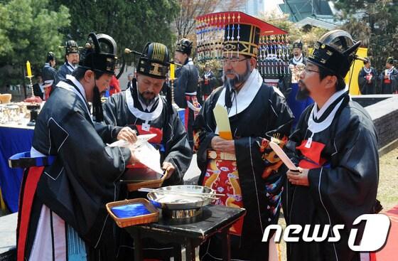 본문 이미지 - 2013년 서울 동대문구 선농대제 행사에서 유덕열 구청장(왼쪽 세번째)이 제사를 봉행하고 있다.(동대문구 제공)ⓒ News1