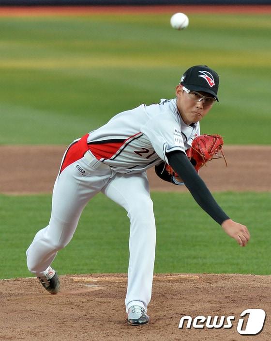 본문 이미지 - 롯데 자이언츠 유니폼을 입게 된 박세웅. ⓒ News1 이재명 기자
