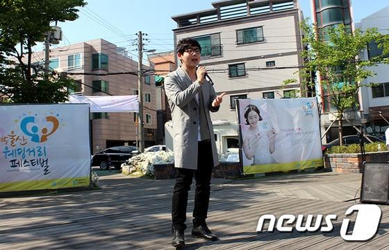 본문 이미지 - 반전 노래 실력으로 엠넷 '너의 목소리가 보여'에서 울산 나얼로 불린 방성우가 25일 오후 울산 남구 웨딩공원에서 개최된 '2015 울산 웨딩거리페스티벌'에서 개막 특별공연을 펼쳤다. ⓒ News1