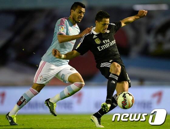 본문 이미지 - 레알 마드리드 치차리토(오른쪽)가 27일 열린 셀타비고와의 경기에서 상대 수비수와 경합을 벌이고 있다. ⓒ AFP=News1