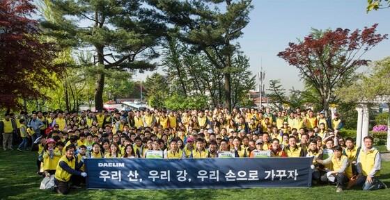본문 이미지 - 남산 소나무 가꾸기 활동에 앞서 대림그룹 임직원과 가족들이 단체 사진을 촬영하고 있다. ⓒ News1