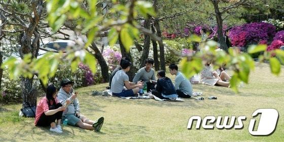 본문 이미지 - 서울의 한 대학 캠퍼스 내 잔디밭에서 학생들이 휴식을 취하고 있다(사진은 기사 내용과 관련이 없음). ⓒ News1 손형주 기자