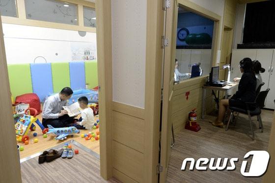 본문 이미지 - 서울 서초구 서울가정법원 면접교섭센터(이음누리)에서 교섭위원들이 부모와 자녀의 모습을 모니터링하는 모습. ⓒ News1 안은나 기자
