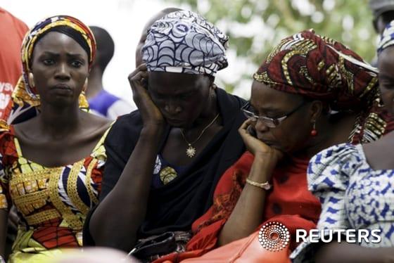 본문 이미지 - 나이지리아 여성들이 지난해 치복시의 한 중학교에서 소녀들이 납치된 데 대해 슬퍼하고 있다. ⓒ로이터=뉴스1