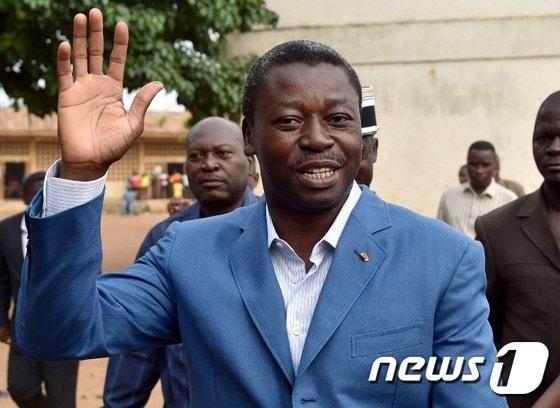 본문 이미지 - 지지자들 향해 손 흔드는 포르 에소짐나 냐싱베 토고 대통령.ⓒ AFP=뉴스1