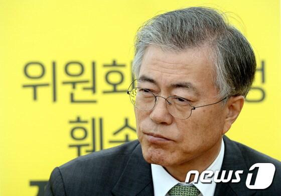 본문 이미지 - 문재인 새정치민주연합 대표가 29일 오전 서울 광화문 광장에 있는 4.16 세월호 참사 특별조사위원회 이석태 위원장 농성장을 찾아 이 위원장과 대화를 나누고 있다. /뉴스1 ⓒ News1 안은나 기자