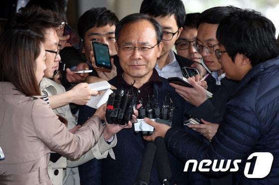 본문 이미지 - 4월 3일 검찰에 출석한 故 성완종 경남기업 전 회장. 그가 자살하면서 남긴 '성완종 리스트'는 여의도를 넘어 청와대까지 강타했다.  ⓒ News1 이광호 기자