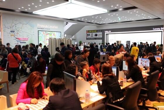 본문 이미지 - 롯데캐슬 골드파크 3차 모델하우스에서 방문객들이 상담을 받고 있다. ⓒNews1