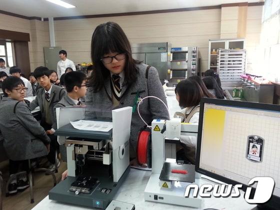 본문 이미지 - 사진은 세종진로직업체험센터에서 학생들이 3D프린터를 체험해 보고 있다.ⓒ News1